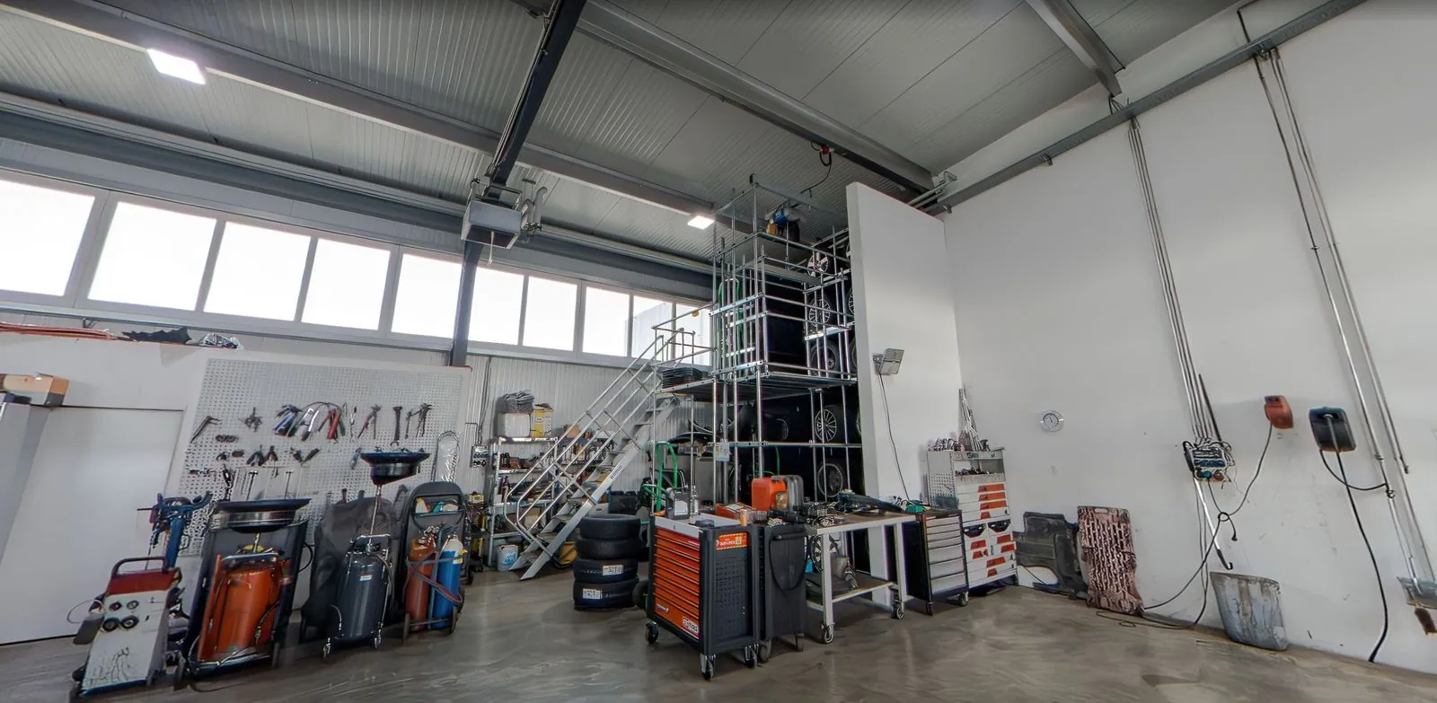 Werkstatthalle mit Hebebühnen